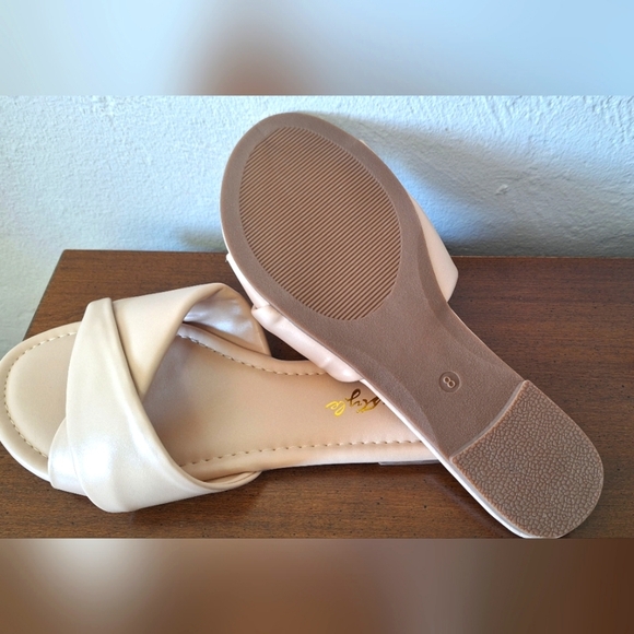 Herstyle Cream Women's Flats Sandals Size 8 - Picture 5 of 6